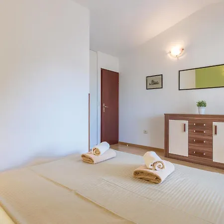 Apartment Lovely In With Kitchen Pula